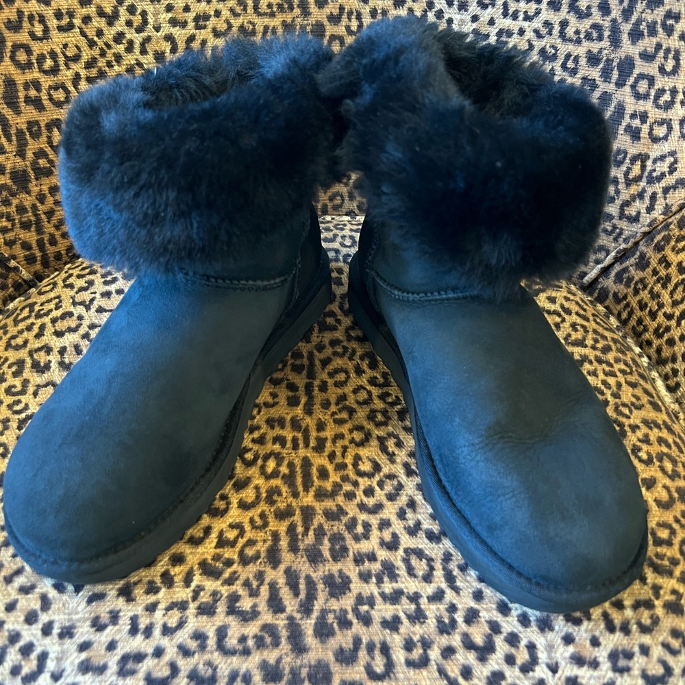 EUC Black UGG Women’s Bailey Button II Sheepskin Boot Size 8